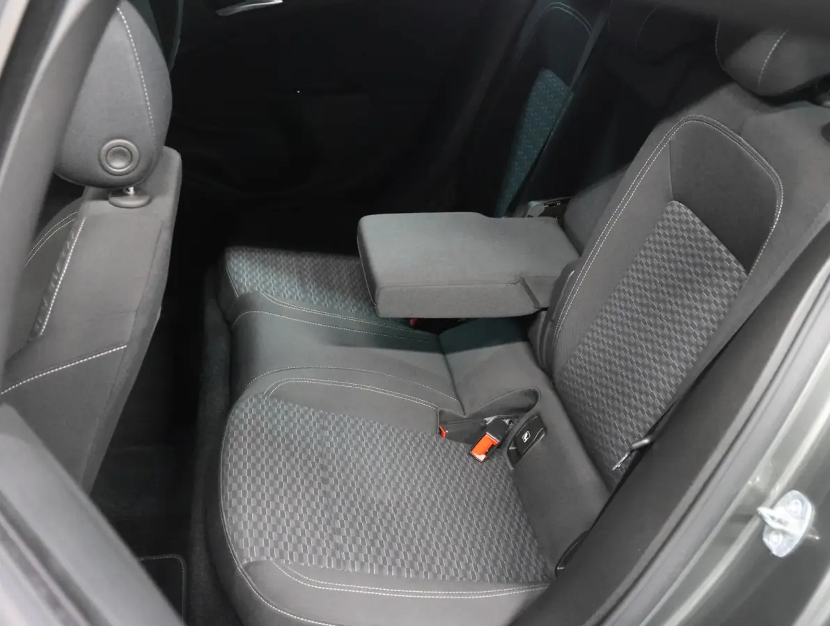 ST 105PK 120 Jaar Edition | 1ste eigenaar | Camera | Trekhaak | AppleCarPlay/Android | Armsteun | AGR stoelen | Navigatie | Climate Control | Cruise Control | Isofix | Privacy Glass | Parkee