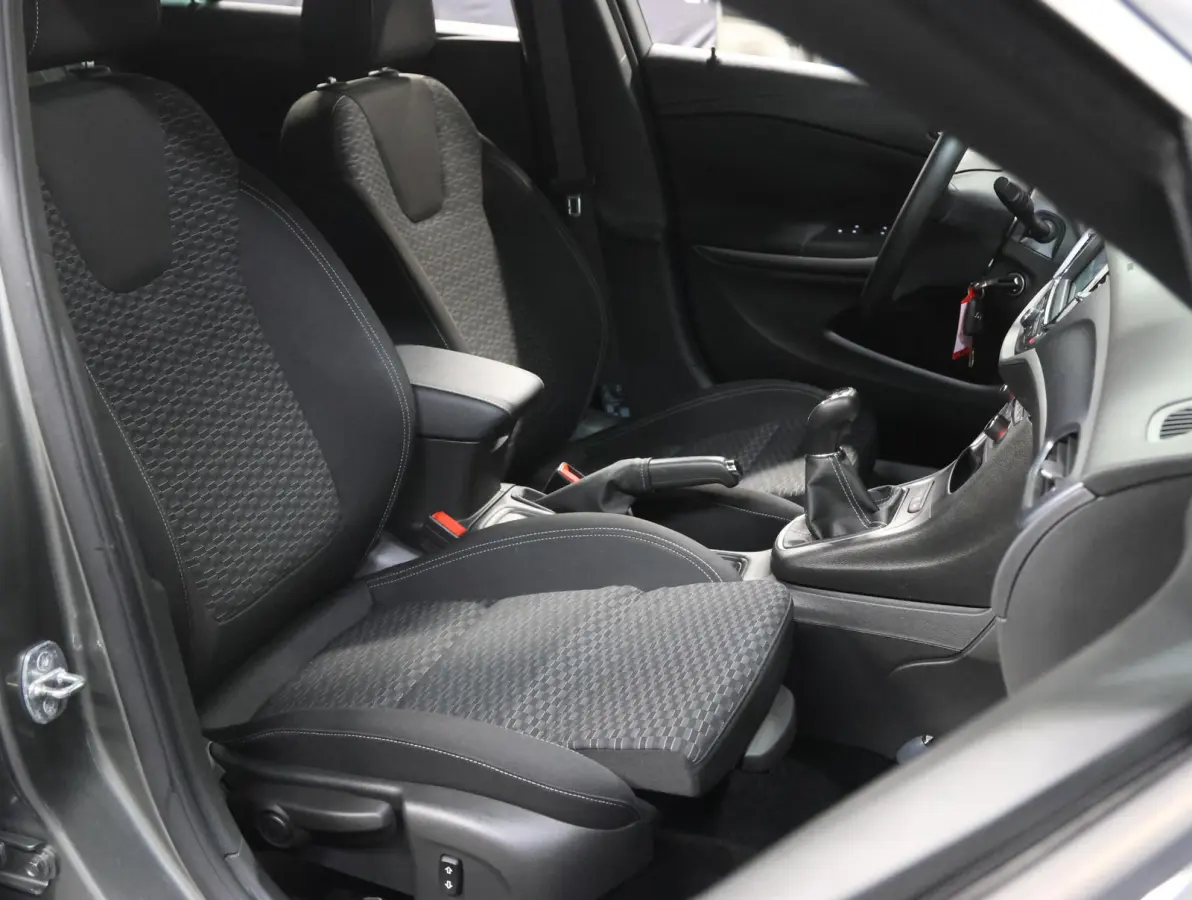 ST 105PK 120 Jaar Edition | 1ste eigenaar | Camera | Trekhaak | AppleCarPlay/Android | Armsteun | AGR stoelen | Navigatie | Climate Control | Cruise Control | Isofix | Privacy Glass | Parkee