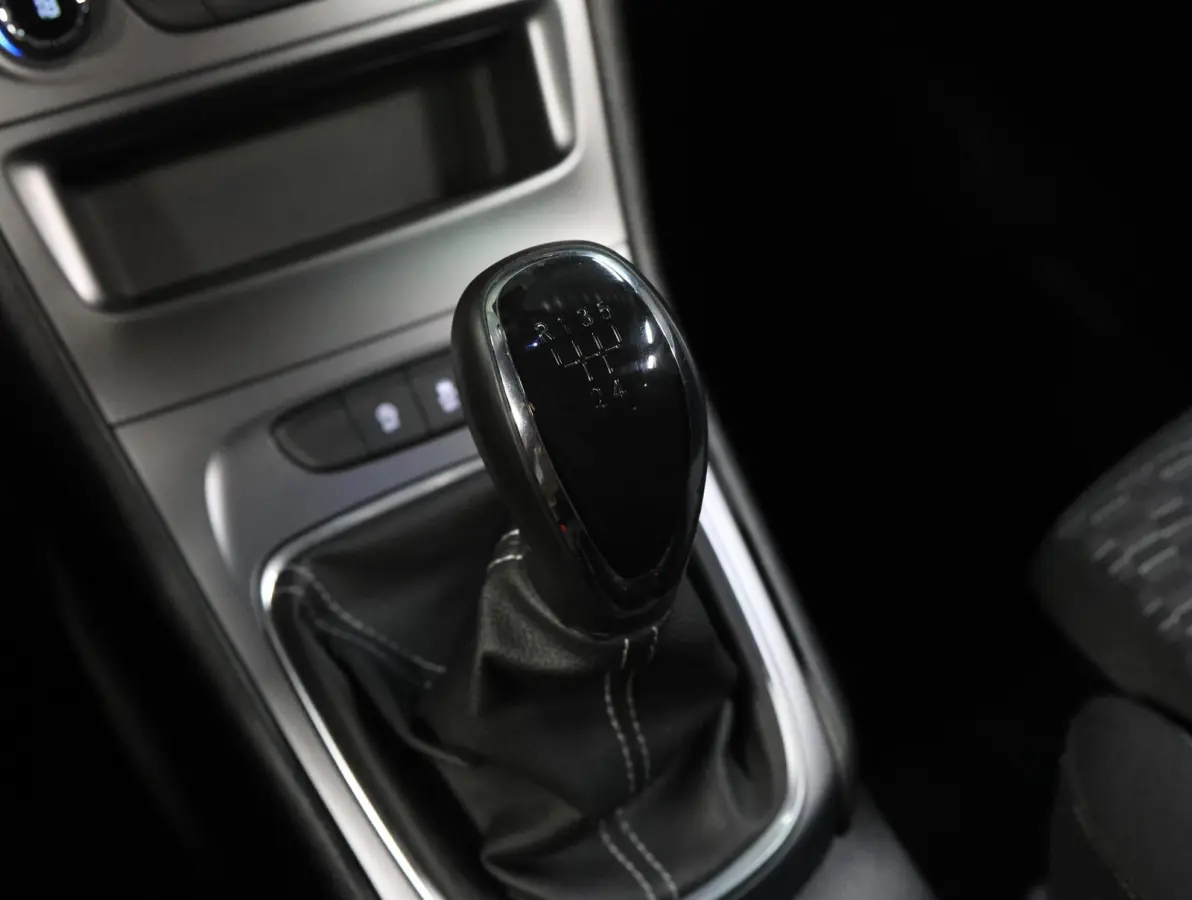 ST 105PK 120 Jaar Edition | 1ste eigenaar | Camera | Trekhaak | AppleCarPlay/Android | Armsteun | AGR stoelen | Navigatie | Climate Control | Cruise Control | Isofix | Privacy Glass | Parkee