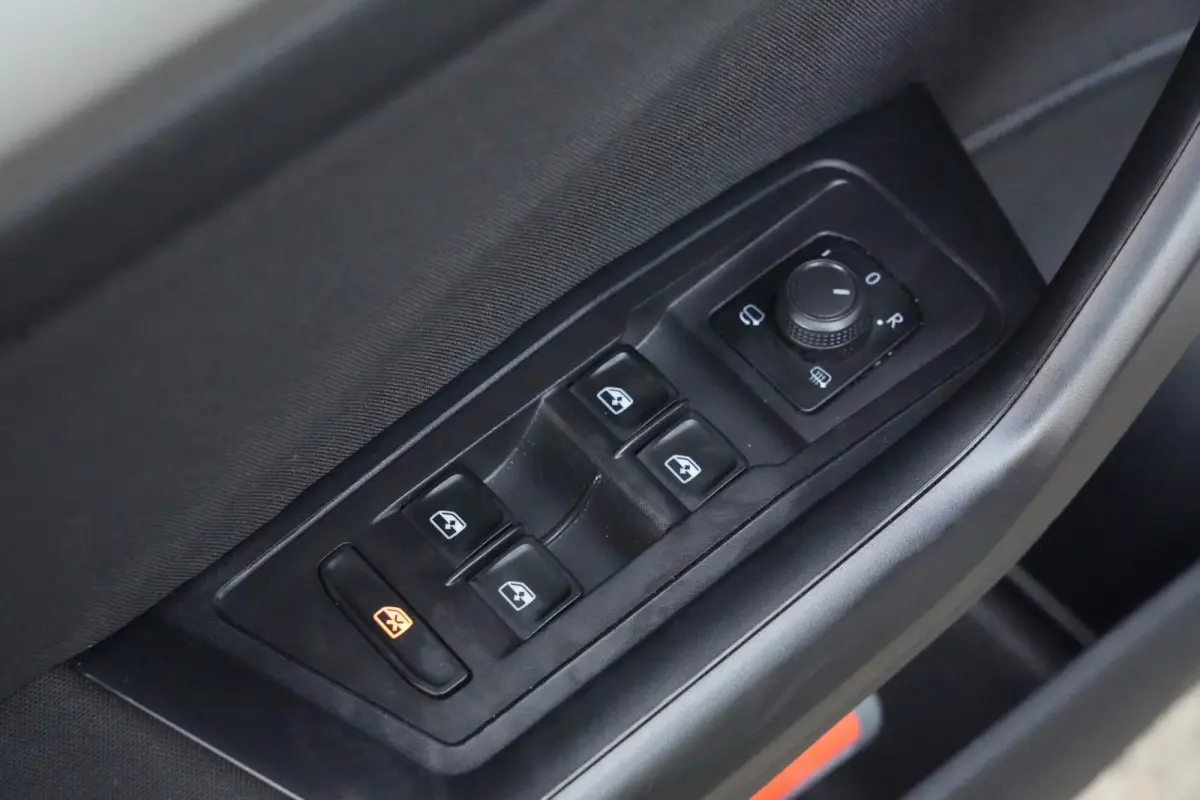 1.0 TSI Life | 110 PK | Apple Carplay | ACC | Parkeersensoren | Volkswagen T-Roc 1.0 TSI Life 110 PK met een 1.0-liter driecilinder benzinemotor, infotainmentsysteem met smartphoneconnectivi