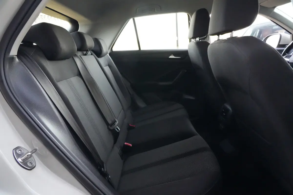 1.0 TSI Life | 110 PK | Apple Carplay | ACC | Parkeersensoren | Volkswagen T-Roc 1.0 TSI Life 110 PK met een 1.0-liter driecilinder benzinemotor, infotainmentsysteem met smartphoneconnectivi