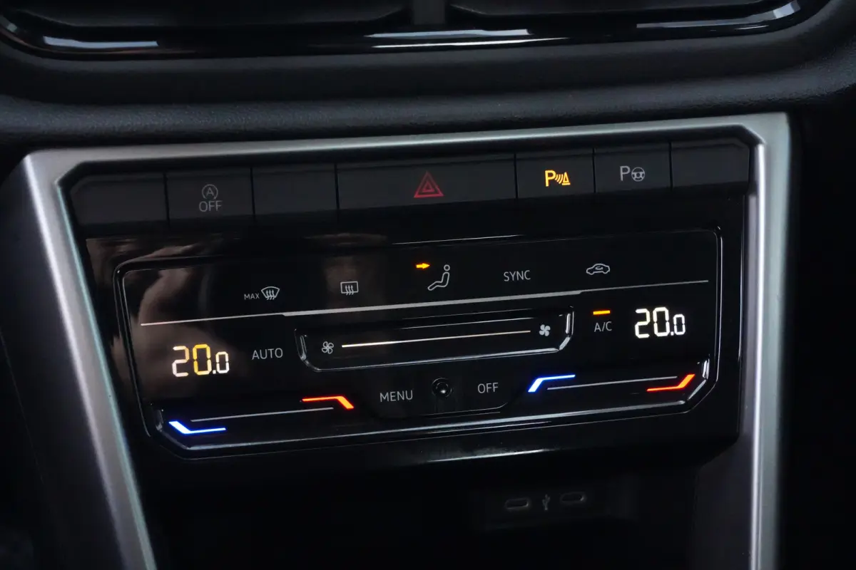 1.0 TSI Life | 110 PK | Apple Carplay | ACC | Parkeersensoren | Volkswagen T-Roc 1.0 TSI Life 110 PK met een 1.0-liter driecilinder benzinemotor, infotainmentsysteem met smartphoneconnectivi