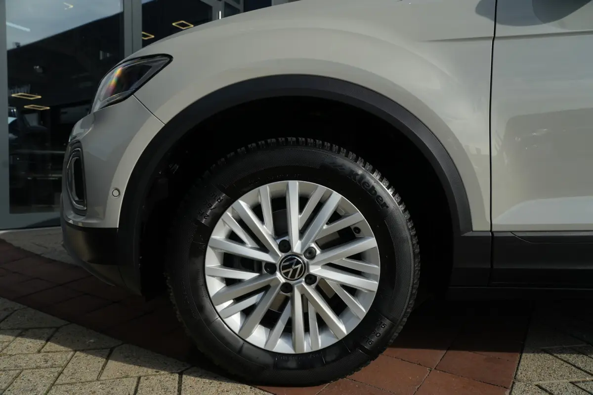1.0 TSI Life | 110 PK | Apple Carplay | ACC | Parkeersensoren | Volkswagen T-Roc 1.0 TSI Life 110 PK met een 1.0-liter driecilinder benzinemotor, infotainmentsysteem met smartphoneconnectivi