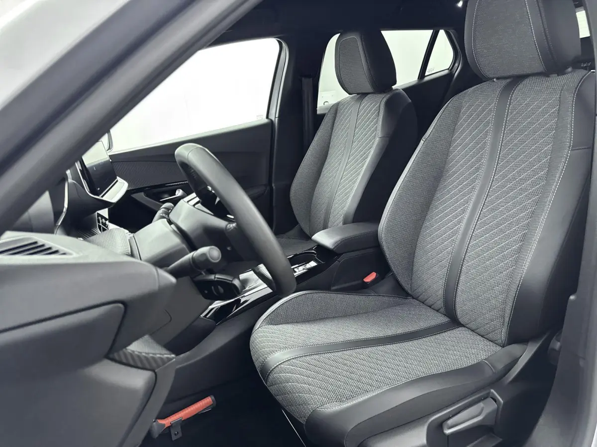 SUV 100pk Allure | Navigatie | Parkeersensoren | Volledig Digitaal instrumentenpaneel | Draadloos Carplay