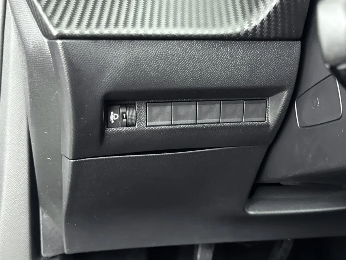 SUV 100pk Allure | Navigatie | Parkeersensoren | Volledig Digitaal instrumentenpaneel | Draadloos Carplay