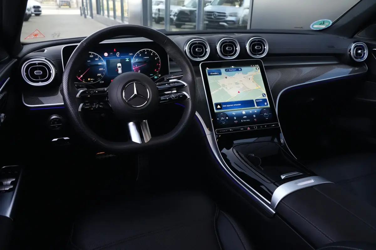 200 AMG Line | 204 PK | Panoramadak | Leder | 360°-camera | Massage stoelen | Mercedes-Benz C-Klasse Estate 200 AMG Line 204 PK met een 1.5-liter viercilinder benzinemotor met mild-hybride 