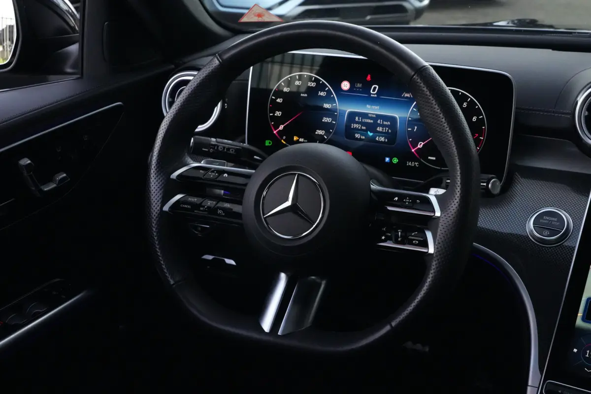 200 AMG Line | 204 PK | Panoramadak | Leder | 360°-camera | Massage stoelen | Mercedes-Benz C-Klasse Estate 200 AMG Line 204 PK met een 1.5-liter viercilinder benzinemotor met mild-hybride 