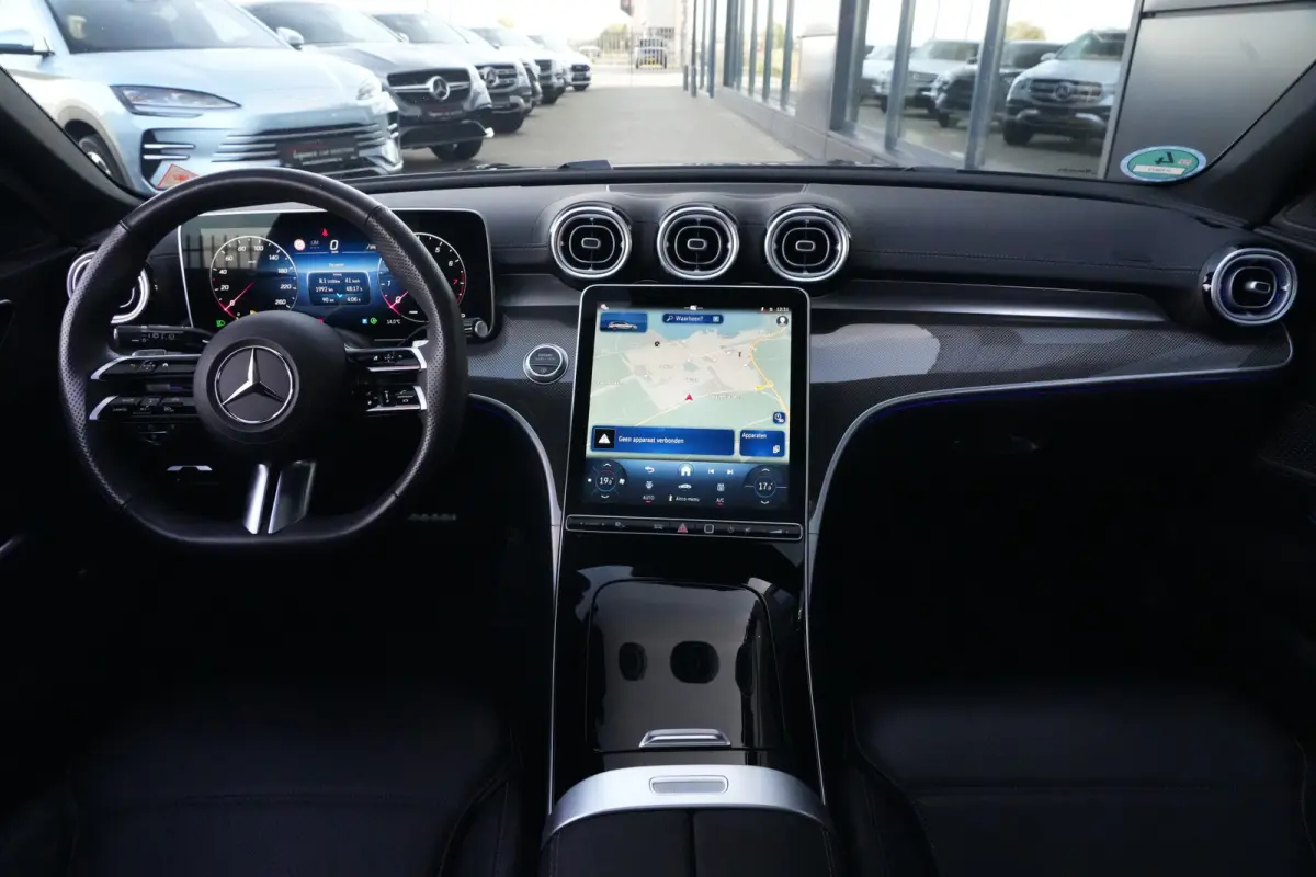 200 AMG Line | 204 PK | Panoramadak | Leder | 360°-camera | Massage stoelen | Mercedes-Benz C-Klasse Estate 200 AMG Line 204 PK met een 1.5-liter viercilinder benzinemotor met mild-hybride 