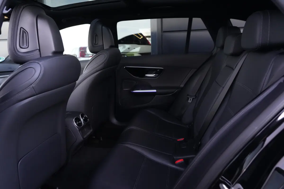 200 AMG Line | 204 PK | Panoramadak | Leder | 360°-camera | Massage stoelen | Mercedes-Benz C-Klasse Estate 200 AMG Line 204 PK met een 1.5-liter viercilinder benzinemotor met mild-hybride 