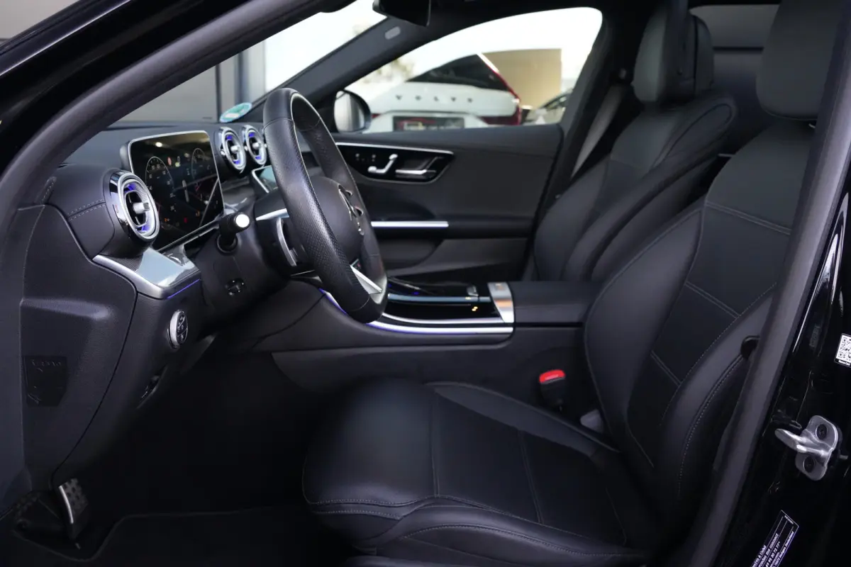 200 AMG Line | 204 PK | Panoramadak | Leder | 360°-camera | Massage stoelen | Mercedes-Benz C-Klasse Estate 200 AMG Line 204 PK met een 1.5-liter viercilinder benzinemotor met mild-hybride 