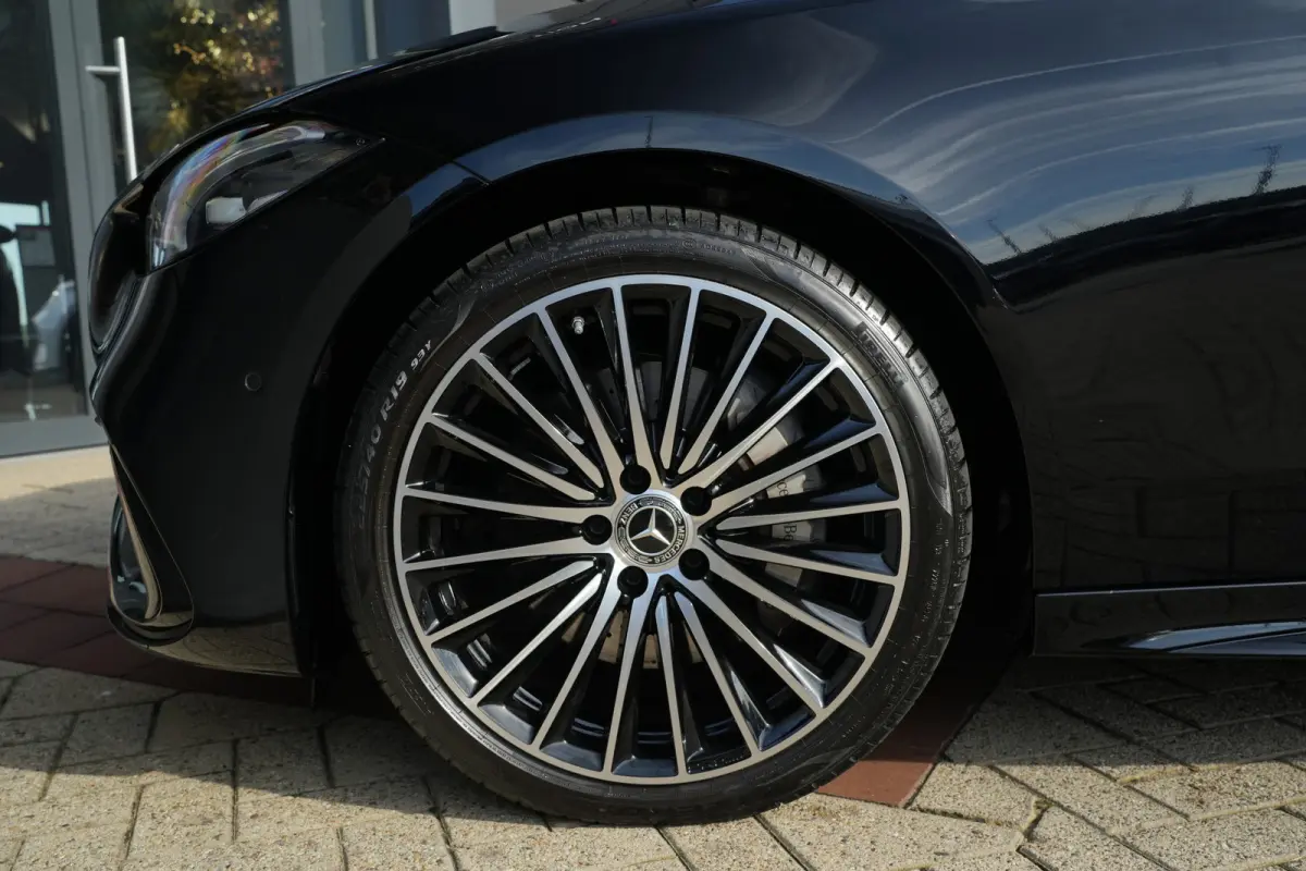 200 AMG Line | 204 PK | Panoramadak | Leder | 360°-camera | Massage stoelen | Mercedes-Benz C-Klasse Estate 200 AMG Line 204 PK met een 1.5-liter viercilinder benzinemotor met mild-hybride 