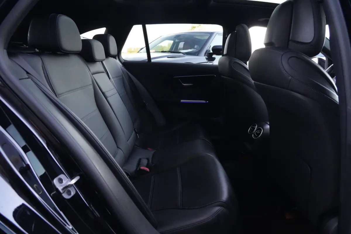 200 AMG Line | 204 PK | Panoramadak | Leder | 360°-camera | Massage stoelen | Mercedes-Benz C-Klasse Estate 200 AMG Line 204 PK met een 1.5-liter viercilinder benzinemotor met mild-hybride 