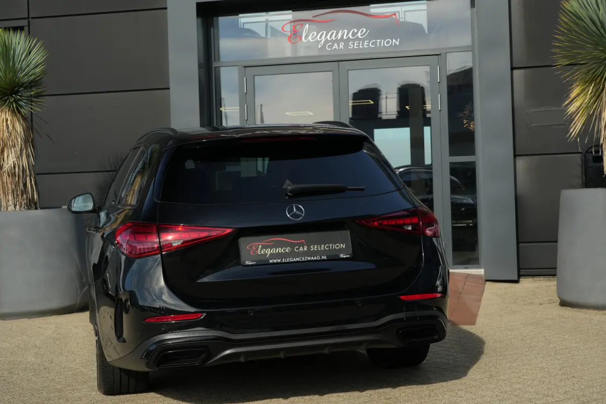 200 AMG Line | 204 PK | Panoramadak | Leder | 360°-camera | Massage stoelen | Mercedes-Benz C-Klasse Estate 200 AMG Line 204 PK met een 1.5-liter viercilinder benzinemotor met mild-hybride 