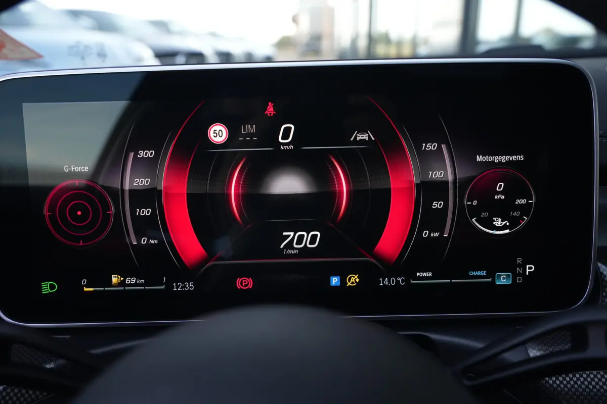 200 AMG Line | 204 PK | Panoramadak | Leder | 360°-camera | Massage stoelen | Mercedes-Benz C-Klasse Estate 200 AMG Line 204 PK met een 1.5-liter viercilinder benzinemotor met mild-hybride 