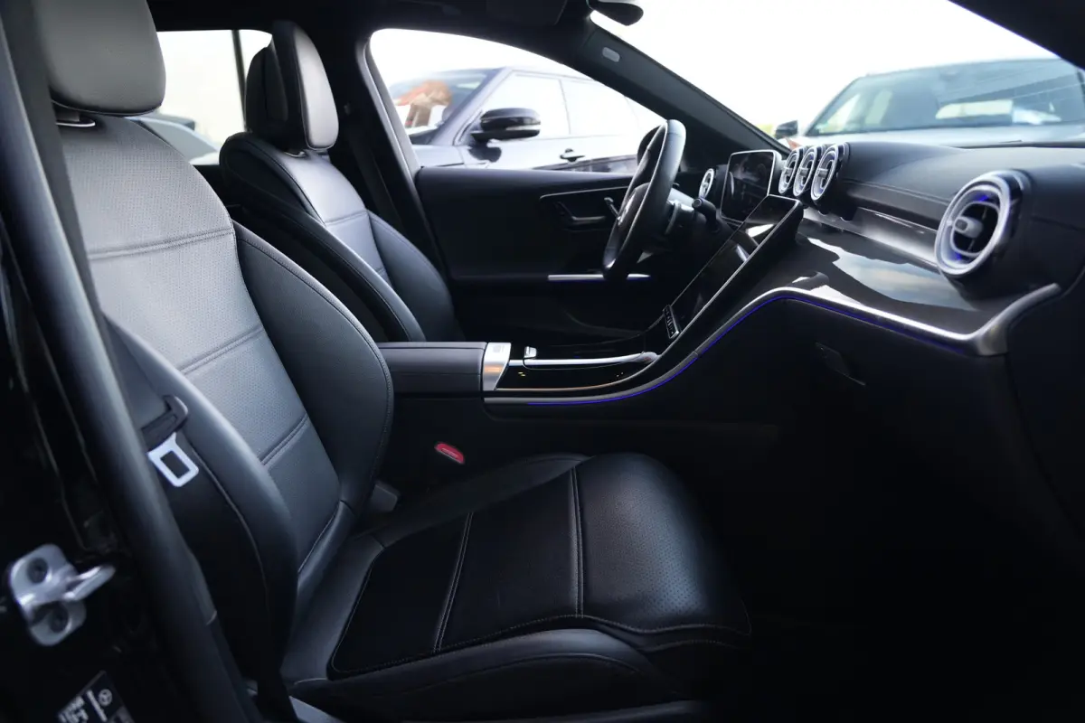 200 AMG Line | 204 PK | Panoramadak | Leder | 360°-camera | Massage stoelen | Mercedes-Benz C-Klasse Estate 200 AMG Line 204 PK met een 1.5-liter viercilinder benzinemotor met mild-hybride 