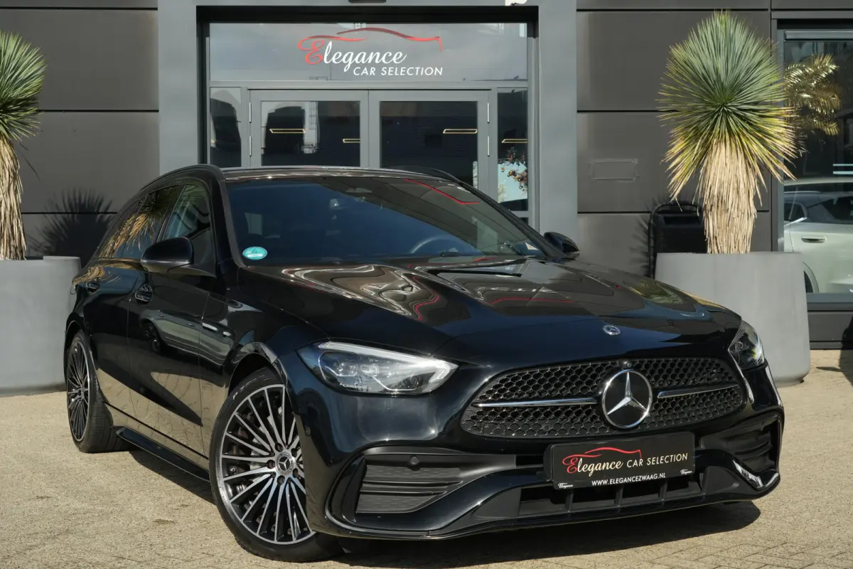 200 AMG Line | 204 PK | Panoramadak | Leder | 360°-camera | Massage stoelen | Mercedes-Benz C-Klasse Estate 200 AMG Line 204 PK met een 1.5-liter viercilinder benzinemotor met mild-hybride 