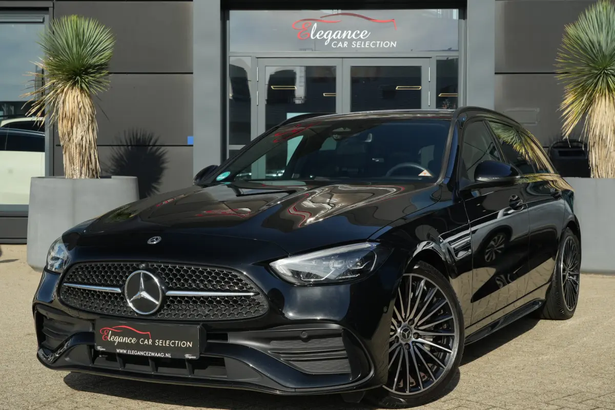 200 AMG Line | 204 PK | Panoramadak | Leder | 360°-camera | Massage stoelen | Mercedes-Benz C-Klasse Estate 200 AMG Line 204 PK met een 1.5-liter viercilinder benzinemotor met mild-hybride 