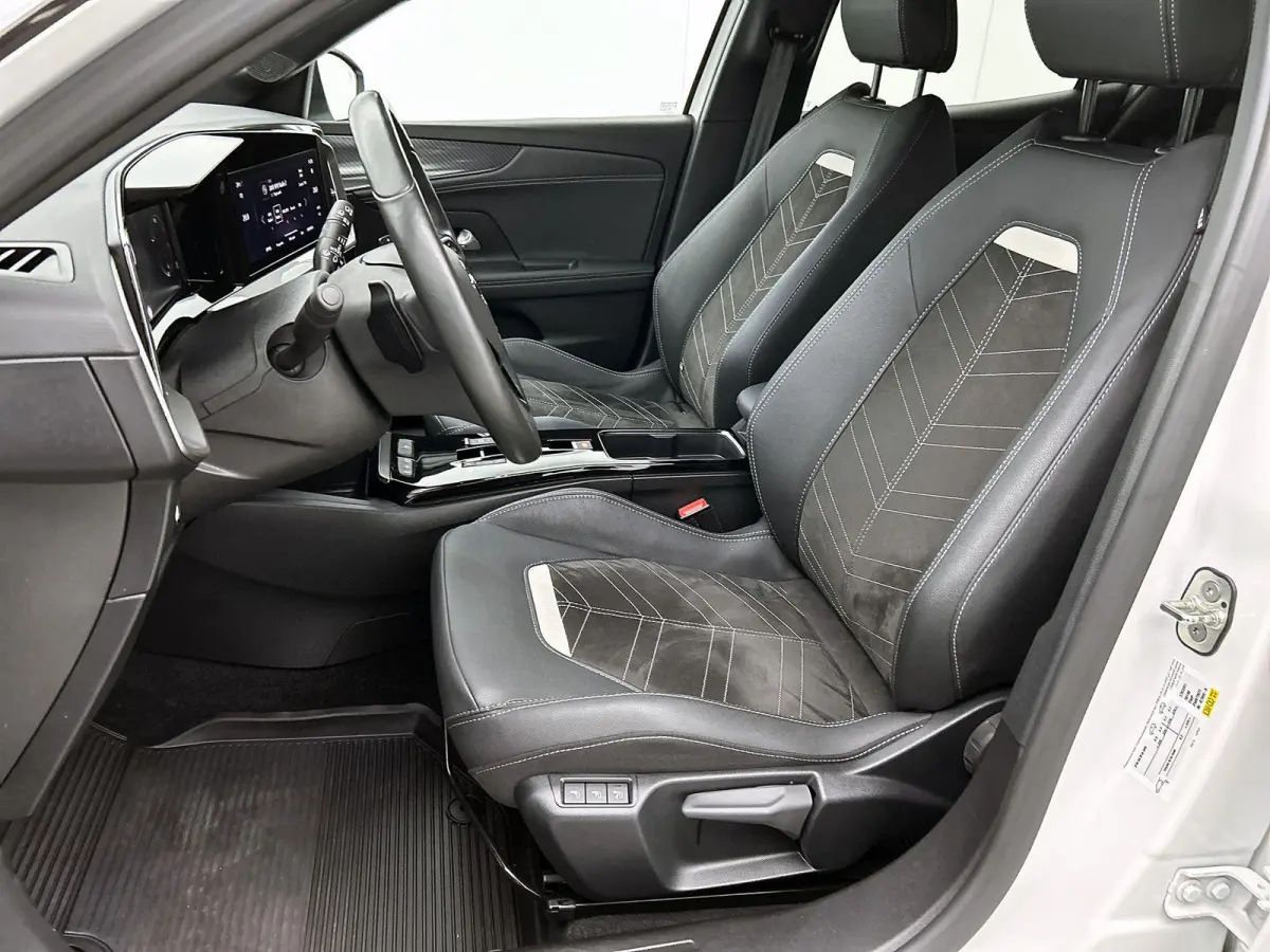 1.2 130pk Ultimate Automaat | Navigatie | Climate Control | Adaptieve Cruise Control | Achteruitrijcamera | Stoelmassage | LED Koplampen | Keyless Entry/Start | Verwarmbare Voorstoelen/Stuur