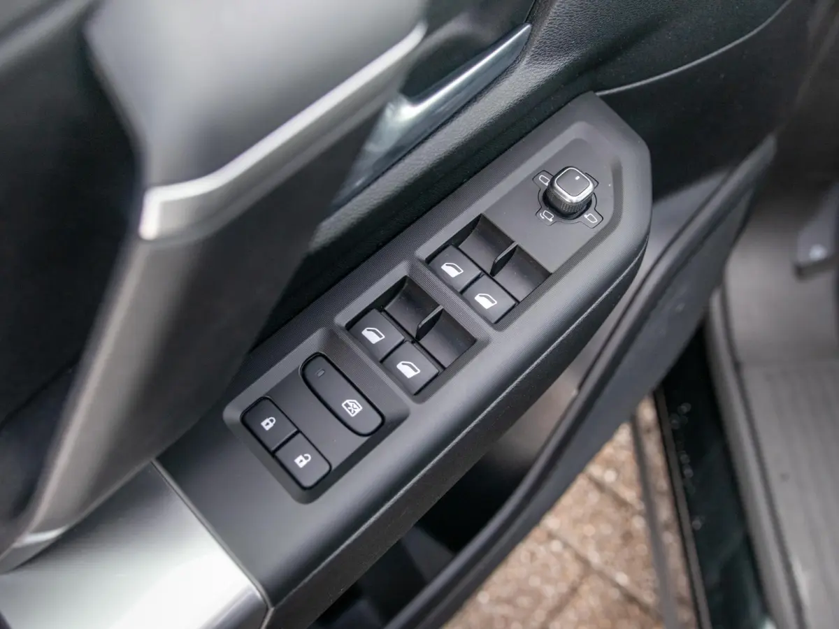 1.2 e-Hybrid First Edition | Premium Pack | Convenience Pack | Schuif/Kanteldak | Vulcano Black