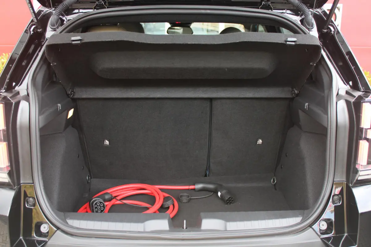 LA PRIMA 11 kW 44 kWh | WINTER PACK: (VERWARMBARE VOORSTOELEN, VERWARMBAAR STUURWIEL, VERWARMBARE VOORRUIT) | 17" LICHTMETALEN VELGEN "GLOSSY BLACK" | ELEKTRISCH INKLAPBARE BUITENSPIEGELS | 