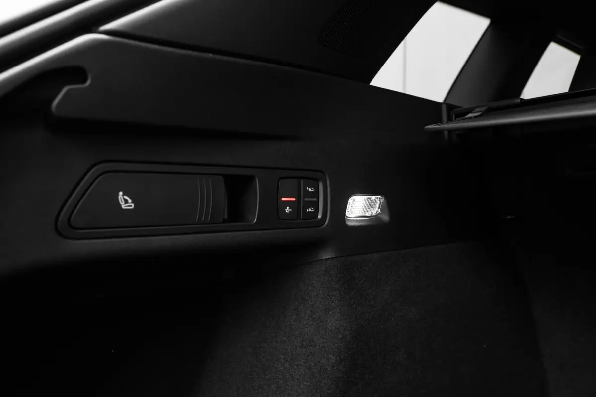 S edition Performance 100 kWh 225 kW / 306 pk | Adaptive air suspension | Adaptive cruise control | Audi sound system