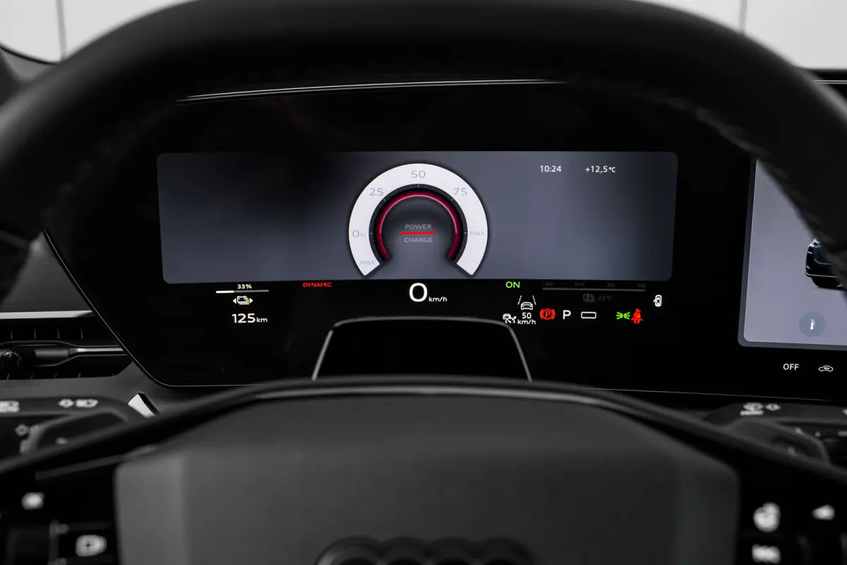S edition Performance 100 kWh 225 kW / 306 pk | Adaptive air suspension | Adaptive cruise control | Audi sound system