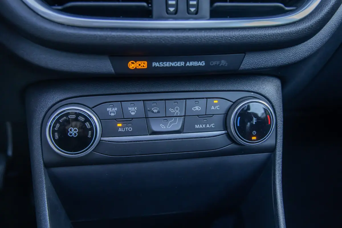 1.0 EcoBoost Titanium | Panoramadak | Apple Carplay/Android Auto | Cruise control | Navigatie | Parkeersensoren | Airco (automatisch) | Apple Carplay/Android Auto|telefoonintegratie premium 