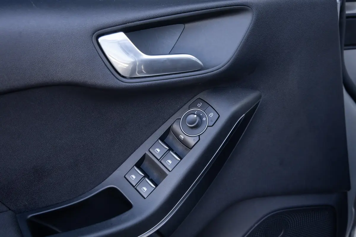 1.0 EcoBoost Titanium | Panoramadak | Apple Carplay/Android Auto | Cruise control | Navigatie | Parkeersensoren | Airco (automatisch) | Apple Carplay/Android Auto|telefoonintegratie premium 
