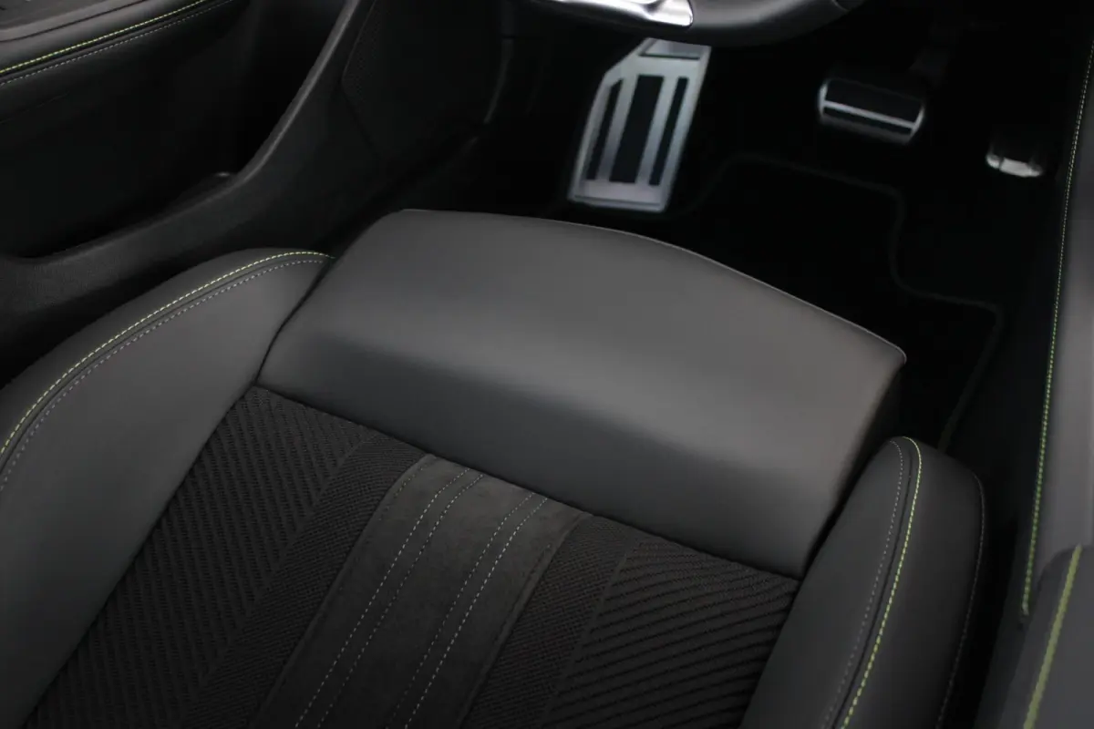 1.2 Hybrid 145PK AUTOMAAT GT *NIEUWE AUTO!* | ELEKTRISCH VERSTELBARE STOELEN MET MASSAGEFUNCTIE EN VERWARMING | BEKLEDING ALCANTARA/KUNSTLEDER | 360 VISION & DRIVE ASSIST PLUS PACK | HANDSFR