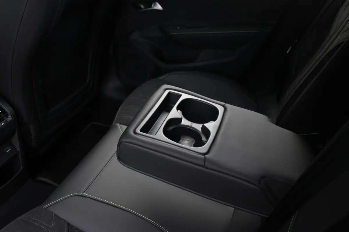 1.2 Hybrid 145PK AUTOMAAT GT *NIEUWE AUTO!* | ELEKTRISCH VERSTELBARE STOELEN MET MASSAGEFUNCTIE EN VERWARMING | BEKLEDING ALCANTARA/KUNSTLEDER | 360 VISION & DRIVE ASSIST PLUS PACK | HANDSFR