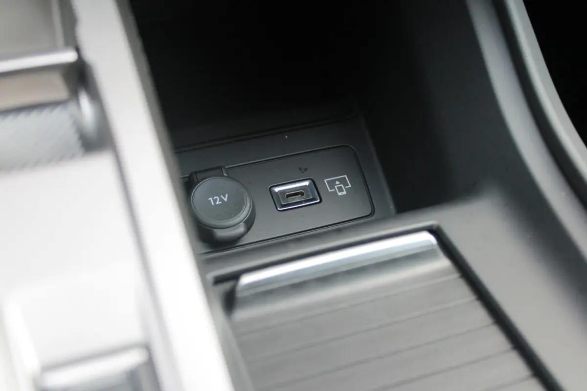 1.2 Hybrid 145PK AUTOMAAT GT *NIEUWE AUTO!* | ELEKTRISCH VERSTELBARE STOELEN MET MASSAGEFUNCTIE EN VERWARMING | BEKLEDING ALCANTARA/KUNSTLEDER | 360 VISION & DRIVE ASSIST PLUS PACK | HANDSFR