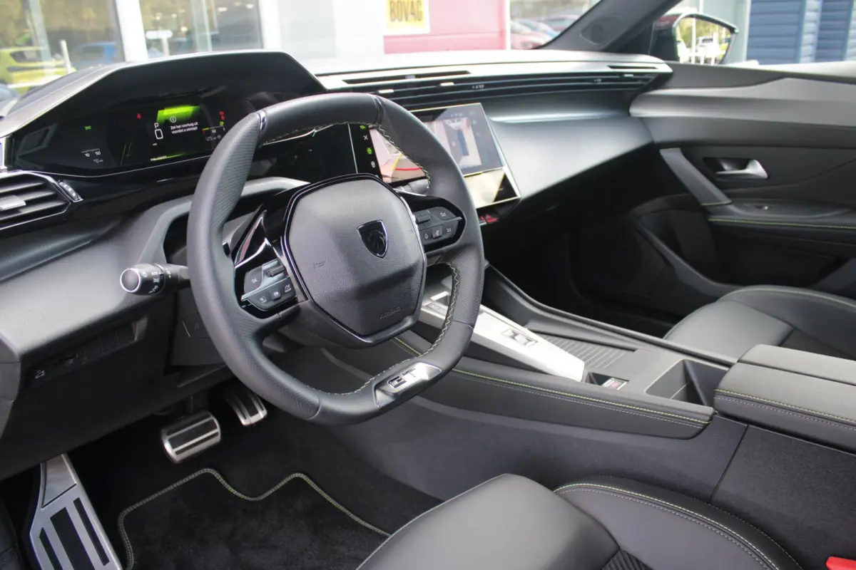 1.2 Hybrid 145PK AUTOMAAT GT *NIEUWE AUTO!* | ELEKTRISCH VERSTELBARE STOELEN MET MASSAGEFUNCTIE EN VERWARMING | BEKLEDING ALCANTARA/KUNSTLEDER | 360 VISION & DRIVE ASSIST PLUS PACK | HANDSFR