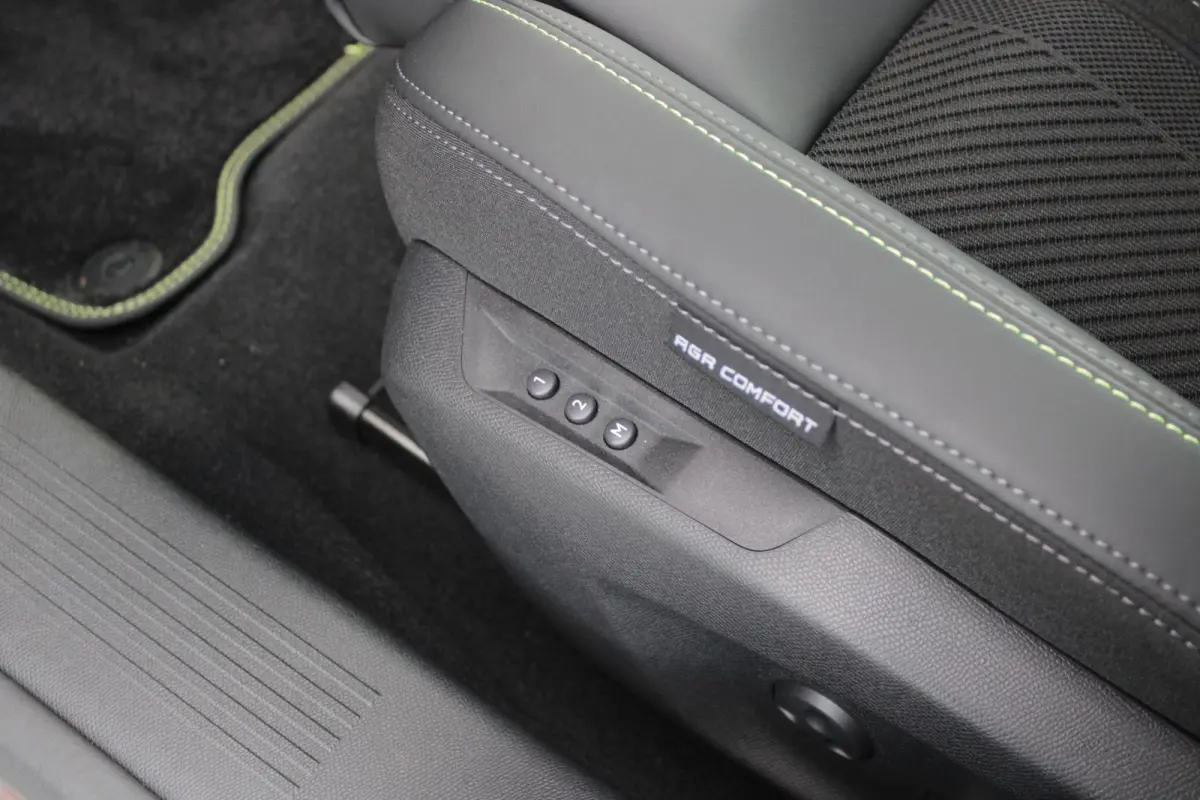 1.2 Hybrid 145PK AUTOMAAT GT *NIEUWE AUTO!* | ELEKTRISCH VERSTELBARE STOELEN MET MASSAGEFUNCTIE EN VERWARMING | BEKLEDING ALCANTARA/KUNSTLEDER | 360 VISION & DRIVE ASSIST PLUS PACK | HANDSFR