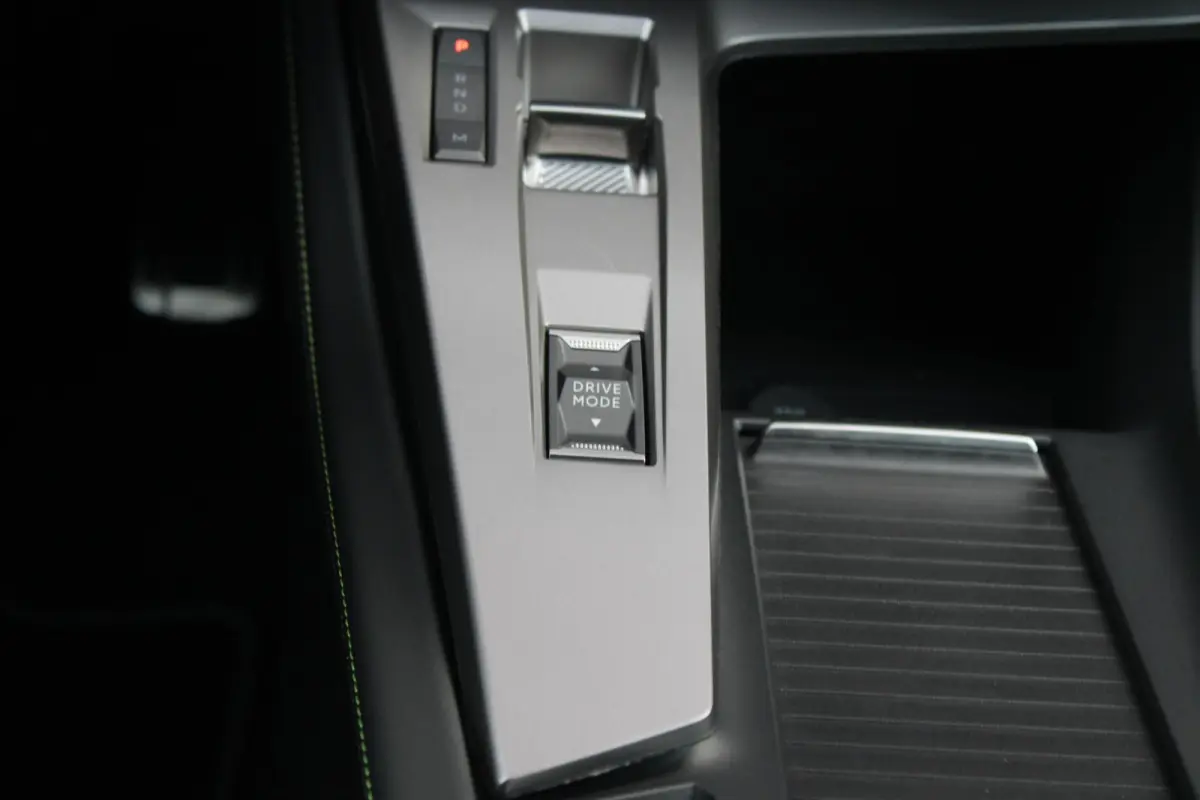 1.2 Hybrid 145PK AUTOMAAT GT *NIEUWE AUTO!* | ELEKTRISCH VERSTELBARE STOELEN MET MASSAGEFUNCTIE EN VERWARMING | BEKLEDING ALCANTARA/KUNSTLEDER | 360 VISION & DRIVE ASSIST PLUS PACK | HANDSFR