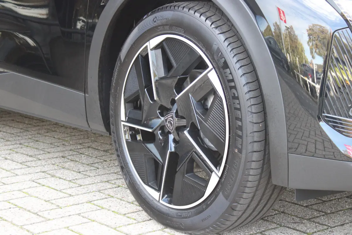 1.2 Hybrid 145PK AUTOMAAT GT *NIEUWE AUTO!* | ELEKTRISCH VERSTELBARE STOELEN MET MASSAGEFUNCTIE EN VERWARMING | BEKLEDING ALCANTARA/KUNSTLEDER | 360 VISION & DRIVE ASSIST PLUS PACK | HANDSFR