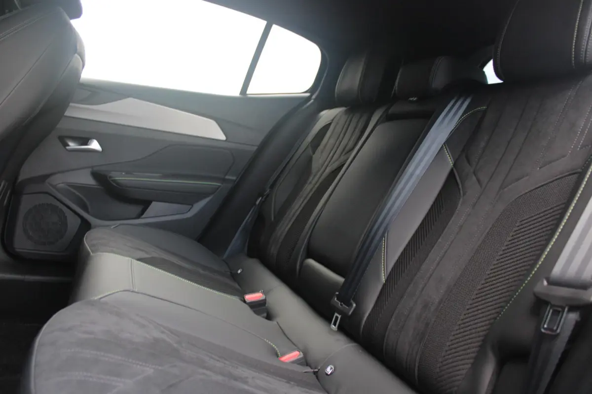 1.2 Hybrid 145PK AUTOMAAT GT *NIEUWE AUTO!* | ELEKTRISCH VERSTELBARE STOELEN MET MASSAGEFUNCTIE EN VERWARMING | BEKLEDING ALCANTARA/KUNSTLEDER | 360 VISION & DRIVE ASSIST PLUS PACK | HANDSFR