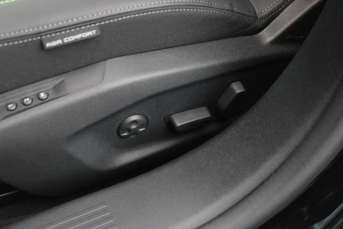 1.2 Hybrid 145PK AUTOMAAT GT *NIEUWE AUTO!* | ELEKTRISCH VERSTELBARE STOELEN MET MASSAGEFUNCTIE EN VERWARMING | BEKLEDING ALCANTARA/KUNSTLEDER | 360 VISION & DRIVE ASSIST PLUS PACK | HANDSFR