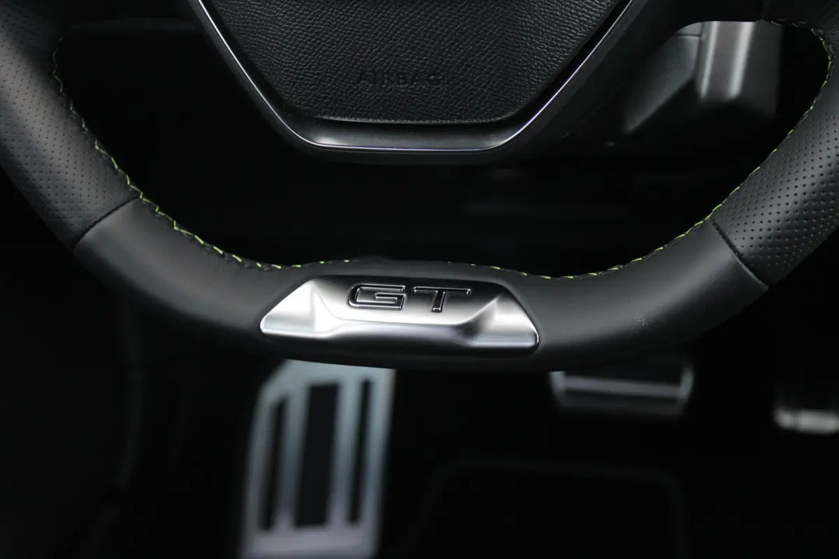 1.2 Hybrid 145PK AUTOMAAT GT *NIEUWE AUTO!* | ELEKTRISCH VERSTELBARE STOELEN MET MASSAGEFUNCTIE EN VERWARMING | BEKLEDING ALCANTARA/KUNSTLEDER | 360 VISION & DRIVE ASSIST PLUS PACK | HANDSFR
