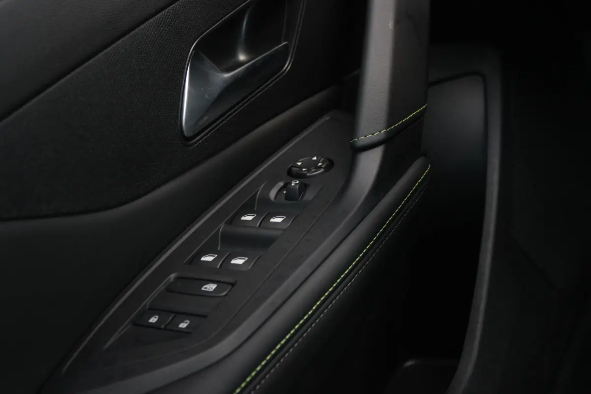 1.2 Hybrid 145PK AUTOMAAT GT *NIEUWE AUTO!* | ELEKTRISCH VERSTELBARE STOELEN MET MASSAGEFUNCTIE EN VERWARMING | BEKLEDING ALCANTARA/KUNSTLEDER | 360 VISION & DRIVE ASSIST PLUS PACK | HANDSFR