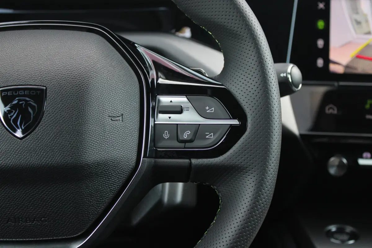 1.2 Hybrid 145PK AUTOMAAT GT *NIEUWE AUTO!* | ELEKTRISCH VERSTELBARE STOELEN MET MASSAGEFUNCTIE EN VERWARMING | BEKLEDING ALCANTARA/KUNSTLEDER | 360 VISION & DRIVE ASSIST PLUS PACK | HANDSFR
