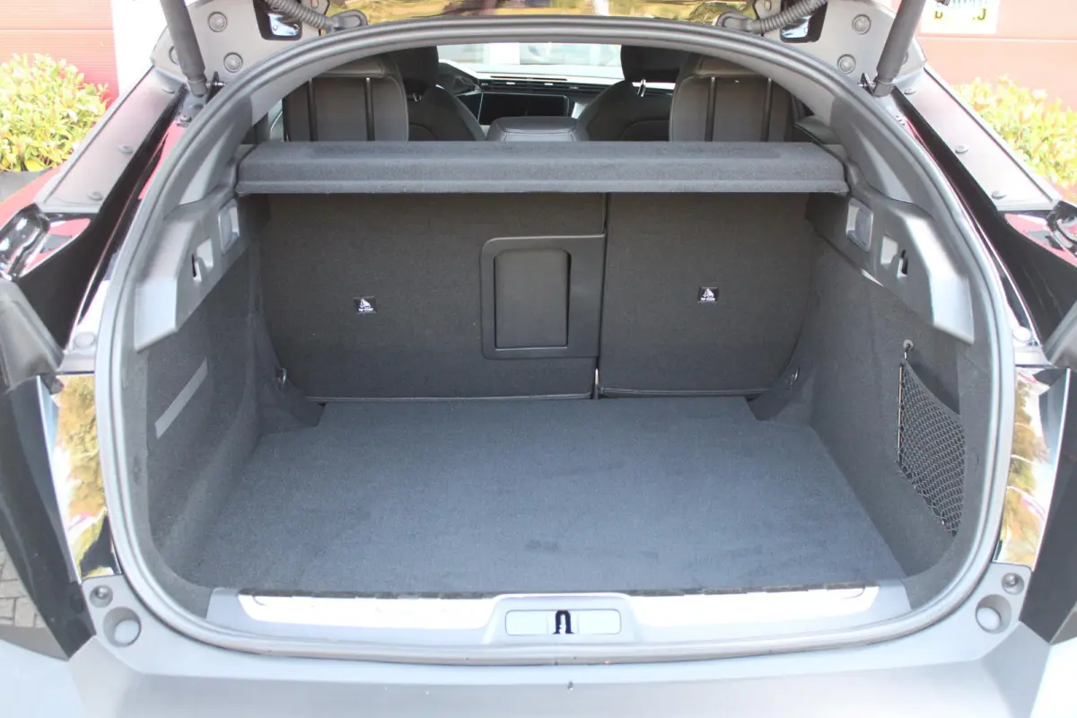 1.2 Hybrid 145PK AUTOMAAT GT *NIEUWE AUTO!* | ELEKTRISCH VERSTELBARE STOELEN MET MASSAGEFUNCTIE EN VERWARMING | BEKLEDING ALCANTARA/KUNSTLEDER | 360 VISION & DRIVE ASSIST PLUS PACK | HANDSFR