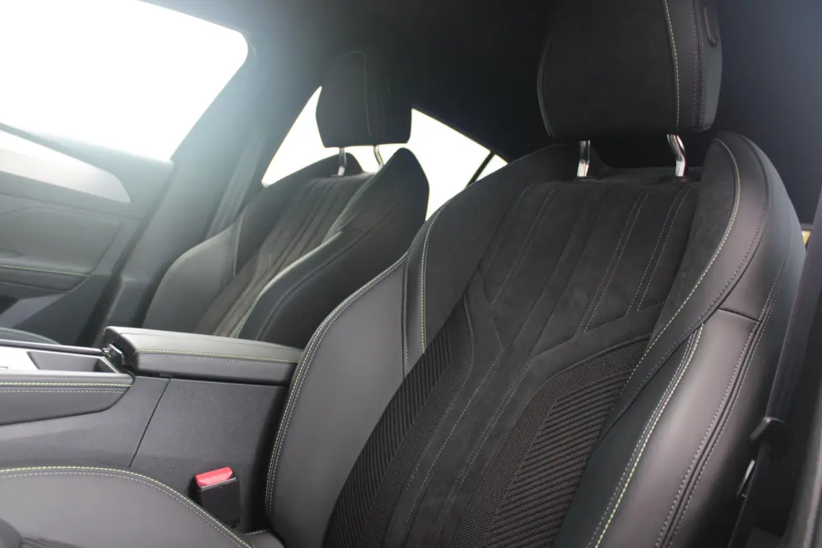 1.2 Hybrid 145PK AUTOMAAT GT *NIEUWE AUTO!* | ELEKTRISCH VERSTELBARE STOELEN MET MASSAGEFUNCTIE EN VERWARMING | BEKLEDING ALCANTARA/KUNSTLEDER | 360 VISION & DRIVE ASSIST PLUS PACK | HANDSFR