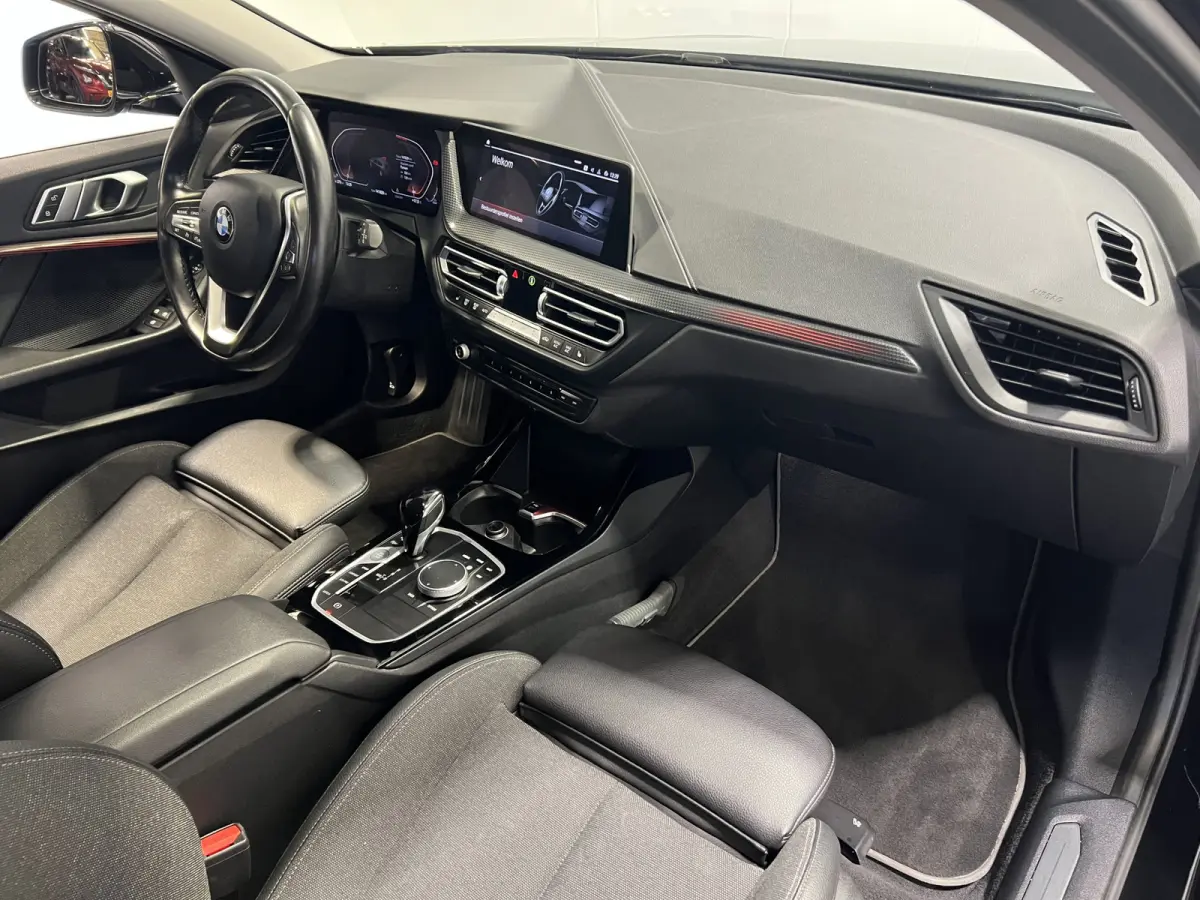 118i Executive Edition | Sportline | Sportstoelen | Afneembare trekhaak | Cruise Controle | Navigatie |