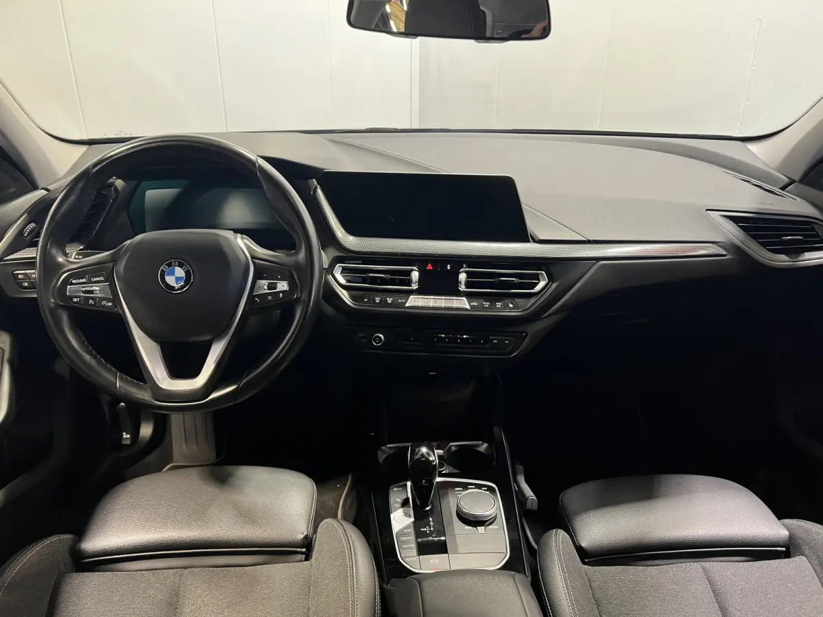118i Executive Edition | Sportline | Sportstoelen | Afneembare trekhaak | Cruise Controle | Navigatie |