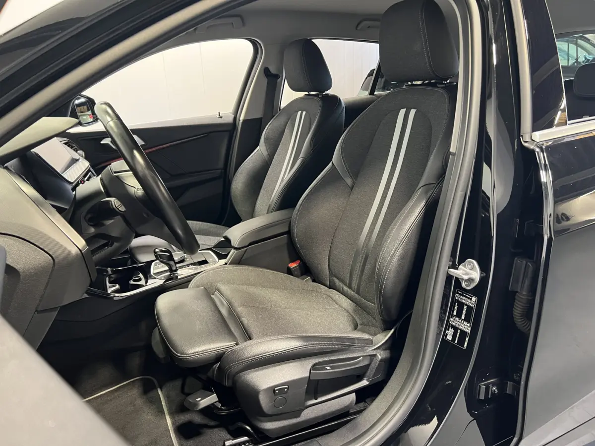 118i Executive Edition | Sportline | Sportstoelen | Afneembare trekhaak | Cruise Controle | Navigatie |