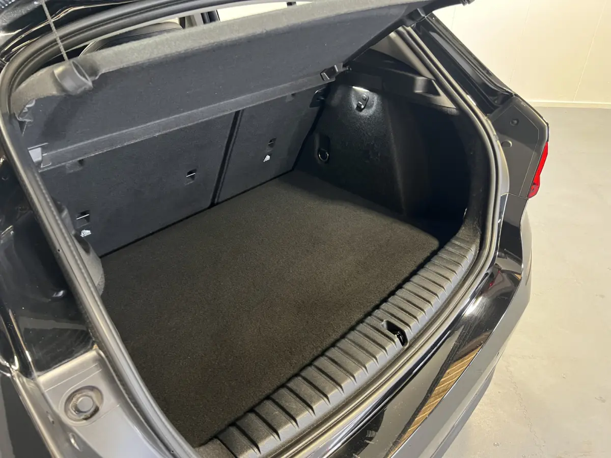118i Executive Edition | Sportline | Sportstoelen | Afneembare trekhaak | Cruise Controle | Navigatie |