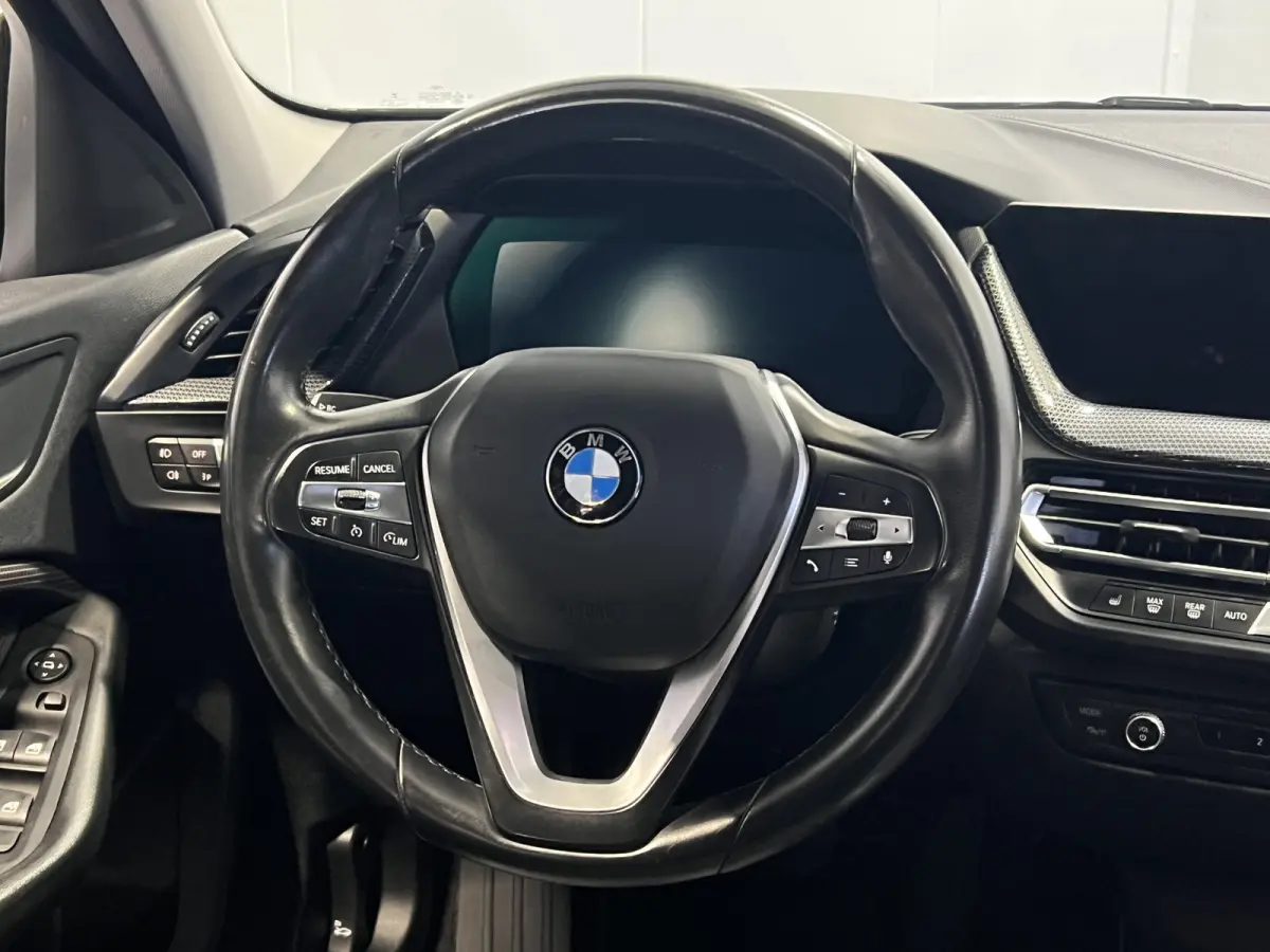 118i Executive Edition | Sportline | Sportstoelen | Afneembare trekhaak | Cruise Controle | Navigatie |