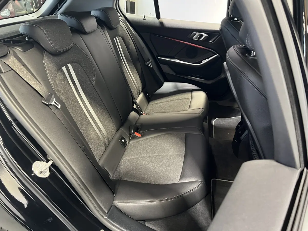 118i Executive Edition | Sportline | Sportstoelen | Afneembare trekhaak | Cruise Controle | Navigatie |