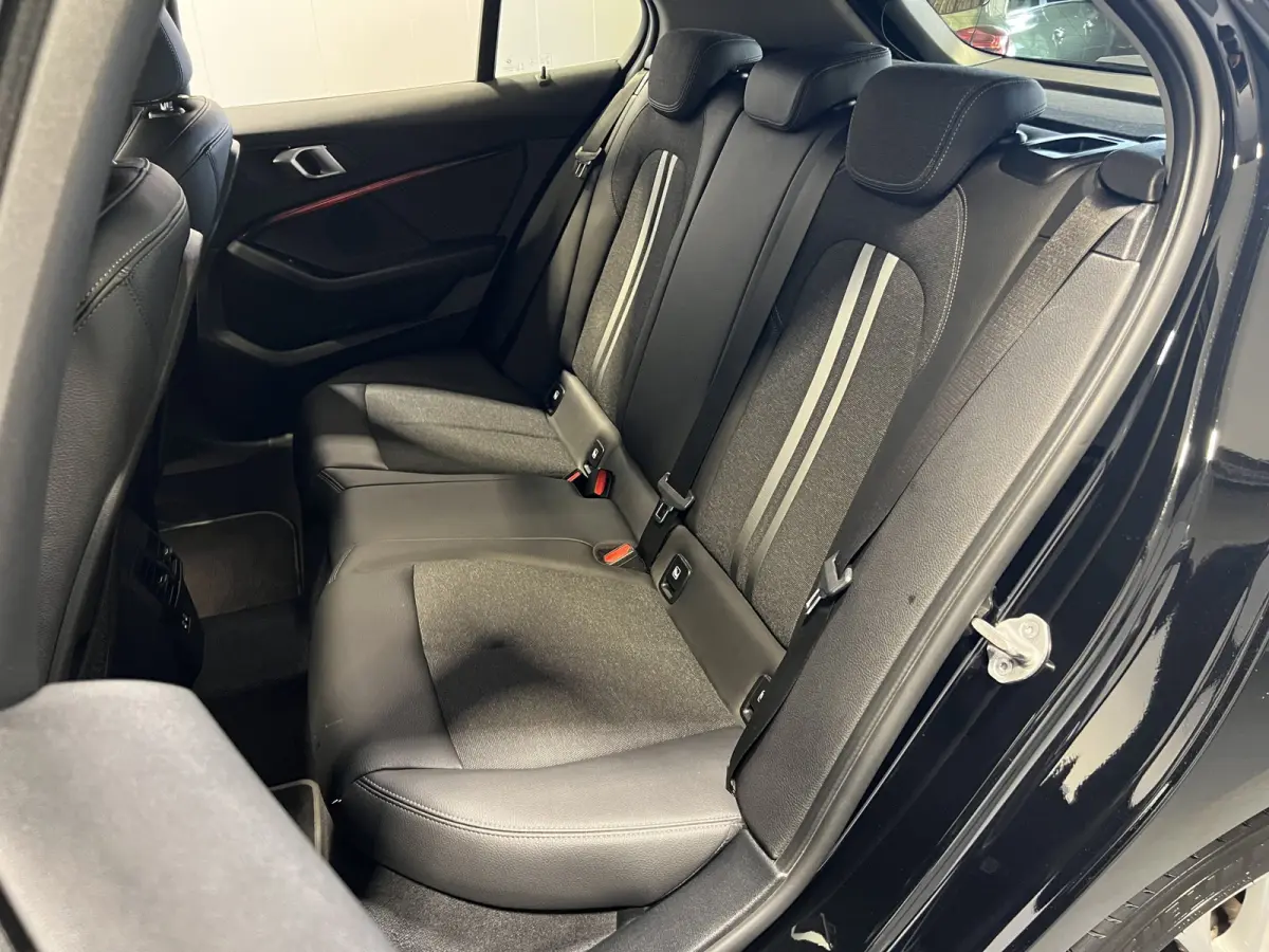 118i Executive Edition | Sportline | Sportstoelen | Afneembare trekhaak | Cruise Controle | Navigatie |