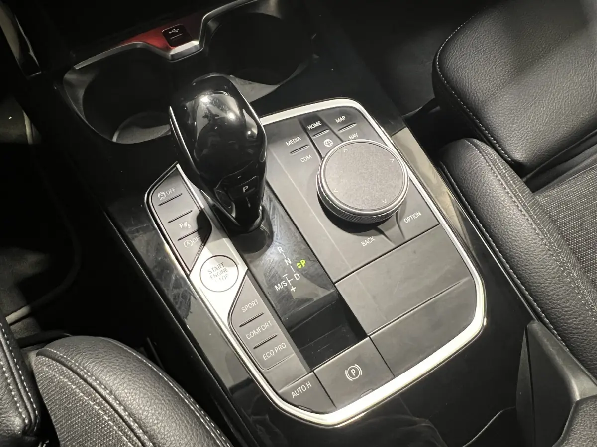 118i Executive Edition | Sportline | Sportstoelen | Afneembare trekhaak | Cruise Controle | Navigatie |
